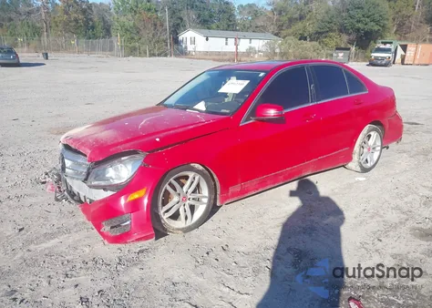 2013 Mercedes-Benz C 250 Sport z USA, uszkodzony, nr VIN WDDGF4HBXDR257474